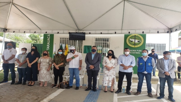 Em Tarauacá, na inauguração da sede da Defensoria, Gladson evita Rocha e clima fica pesado entre os dois